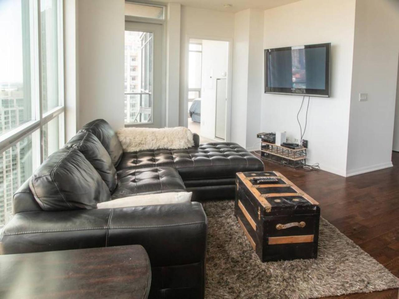 Modern 2 Bedroom Condo With Cn Tower Views Toronto Exterior photo