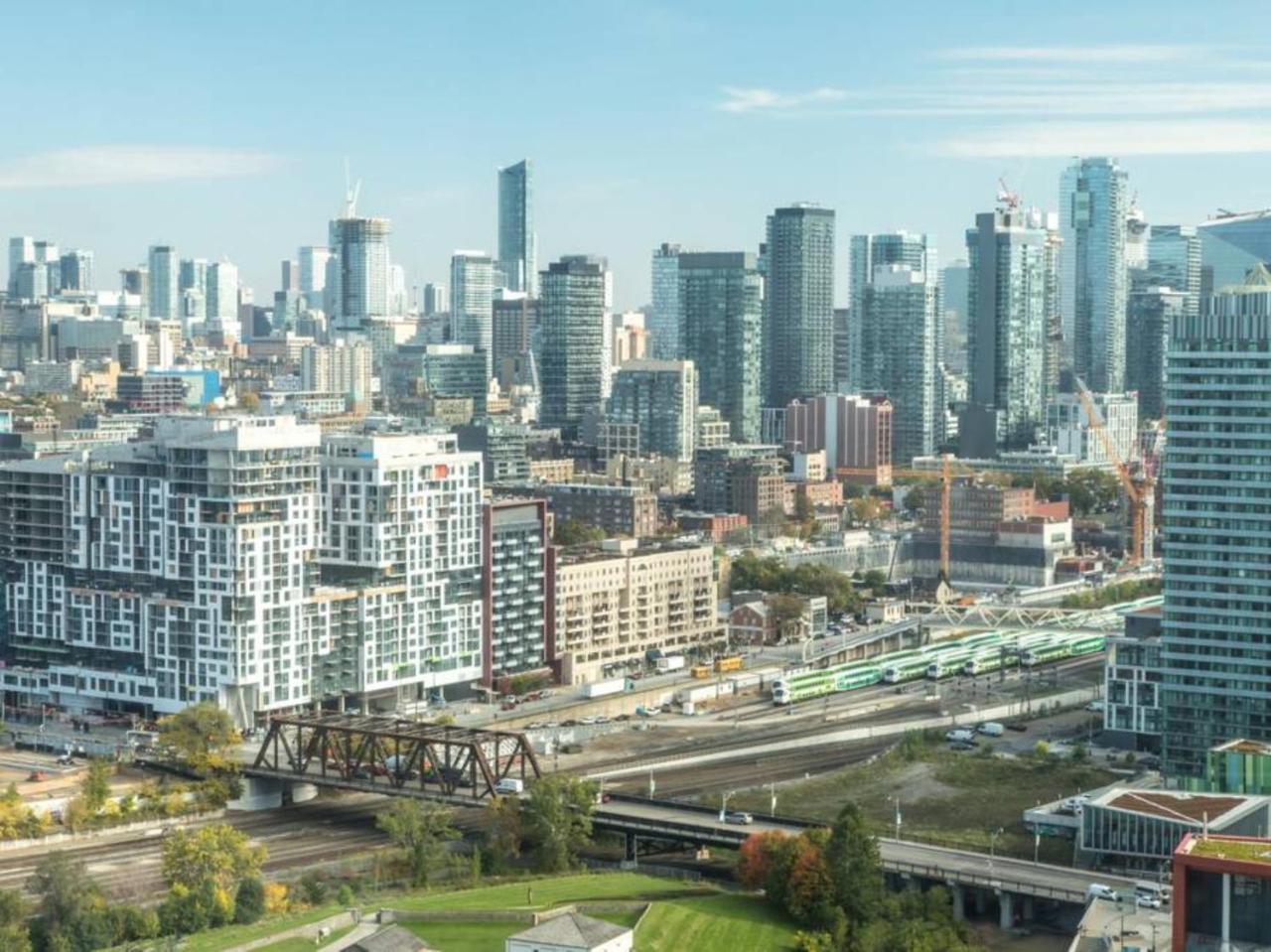 Modern 2 Bedroom Condo With Cn Tower Views Toronto Exterior photo