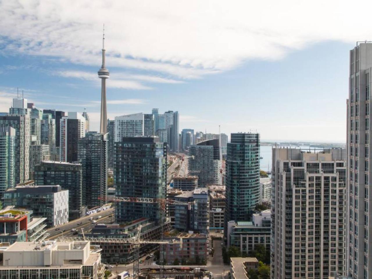 Modern 2 Bedroom Condo With Cn Tower Views Toronto Exterior photo