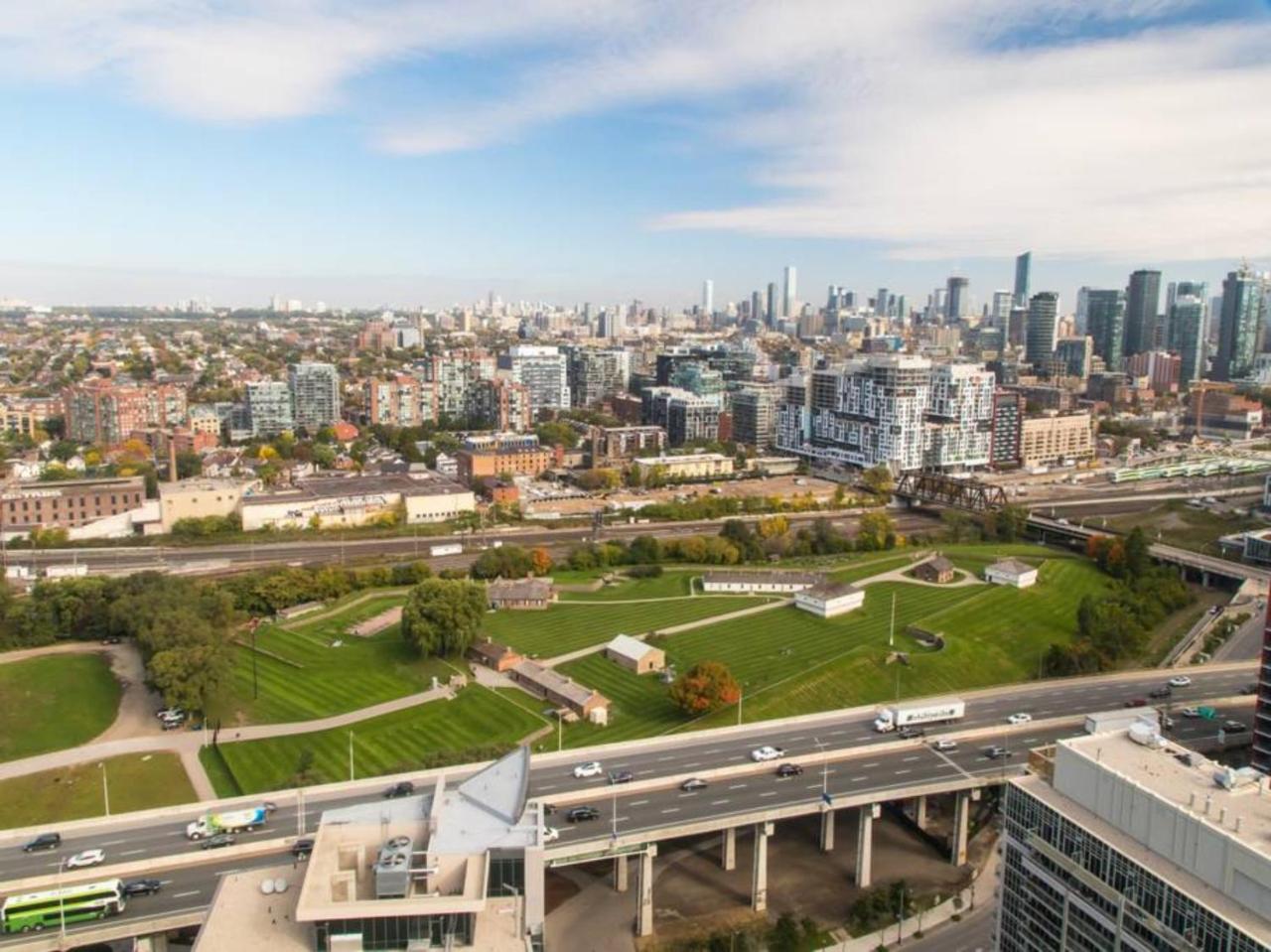 Modern 2 Bedroom Condo With Cn Tower Views Toronto Exterior photo