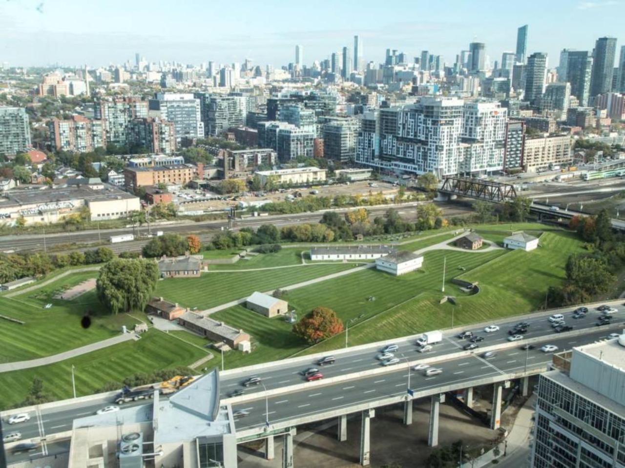 Modern 2 Bedroom Condo With Cn Tower Views Toronto Exterior photo