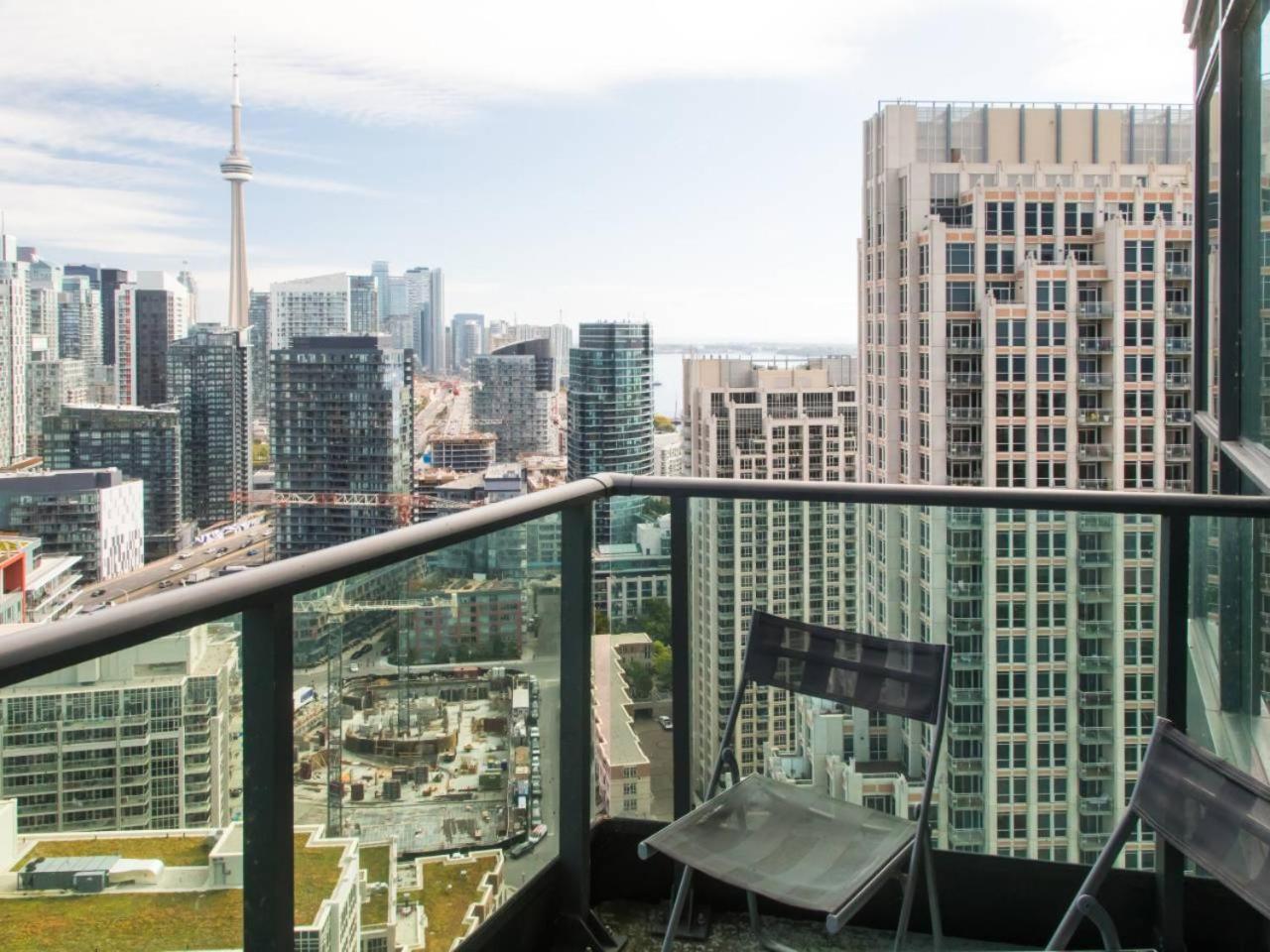 Modern 2 Bedroom Condo With Cn Tower Views Toronto Exterior photo